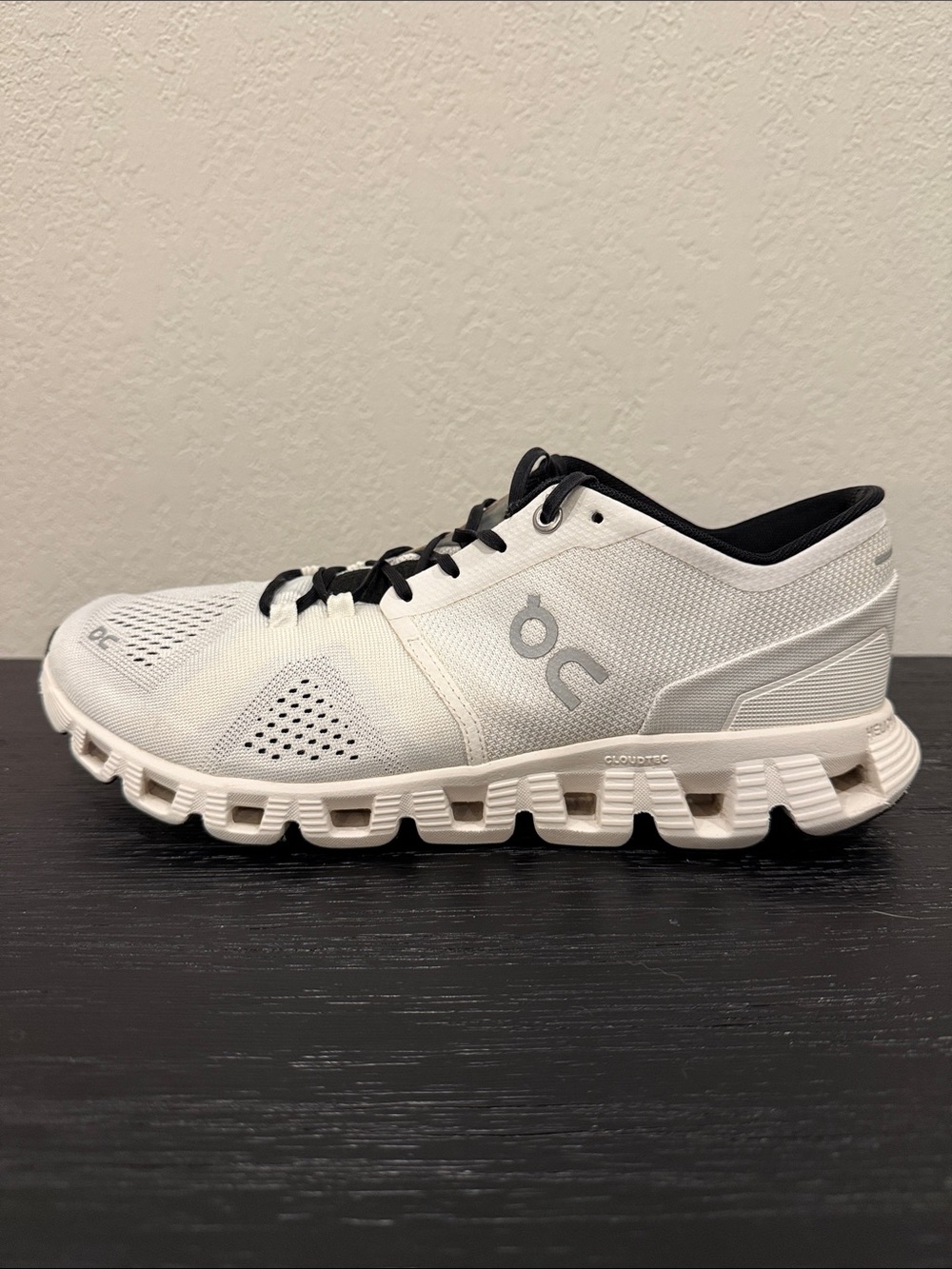 On Cloud Running Men's Size 9 Cloudtec Trainer - White with Black Lining Shoes